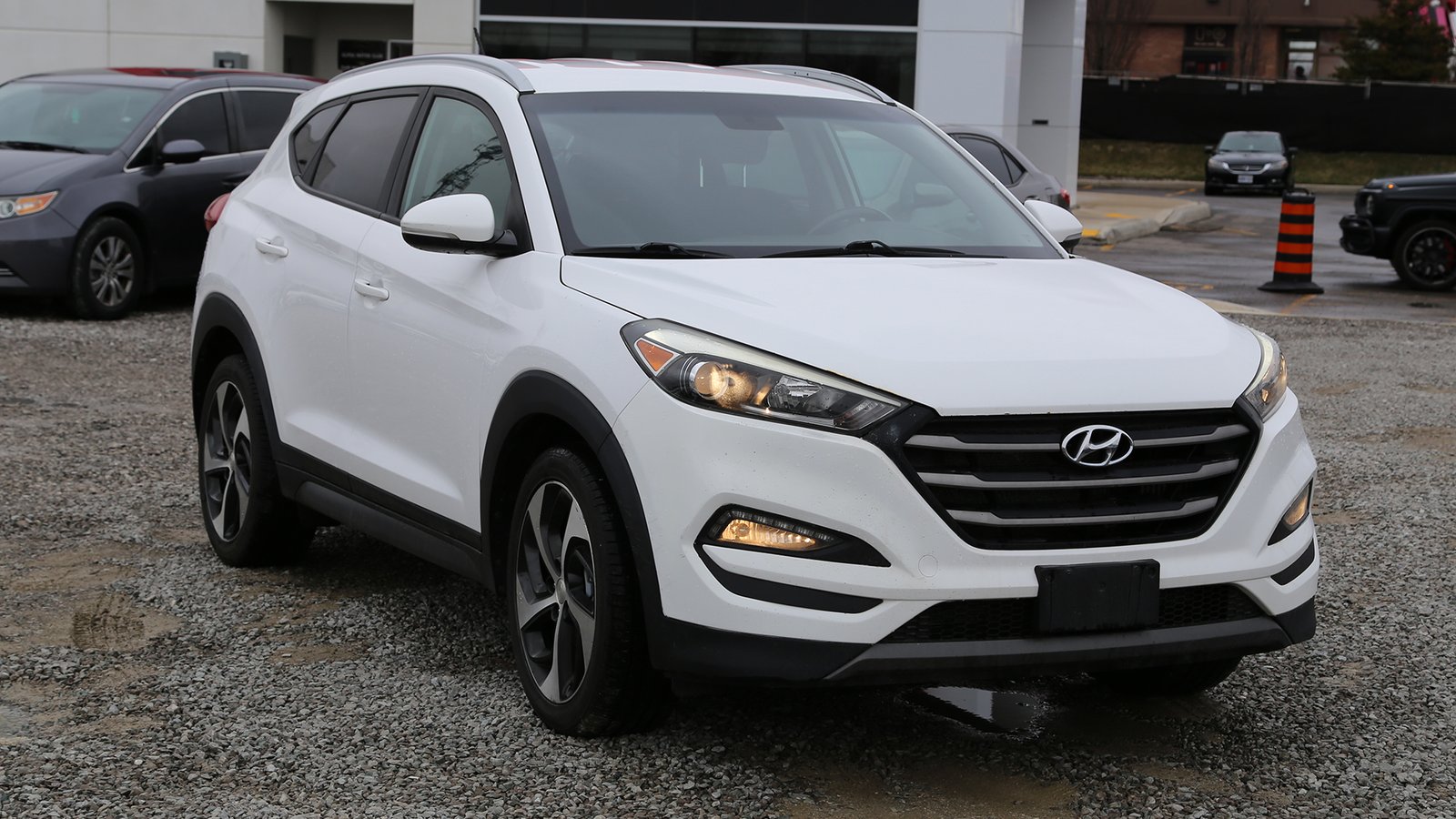 2016 Hyundai Tucson Premium, Fully Loaded & Zero Accidents | 182,250 KM | Certified | Extra Set of Winter tires - Photo 2