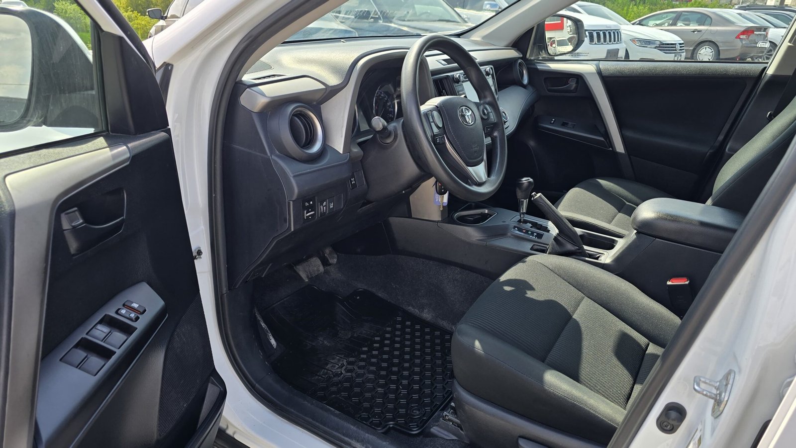 2017 Toyota RAV4 LE, 92,890 KM, Zero Accidents - Photo 9