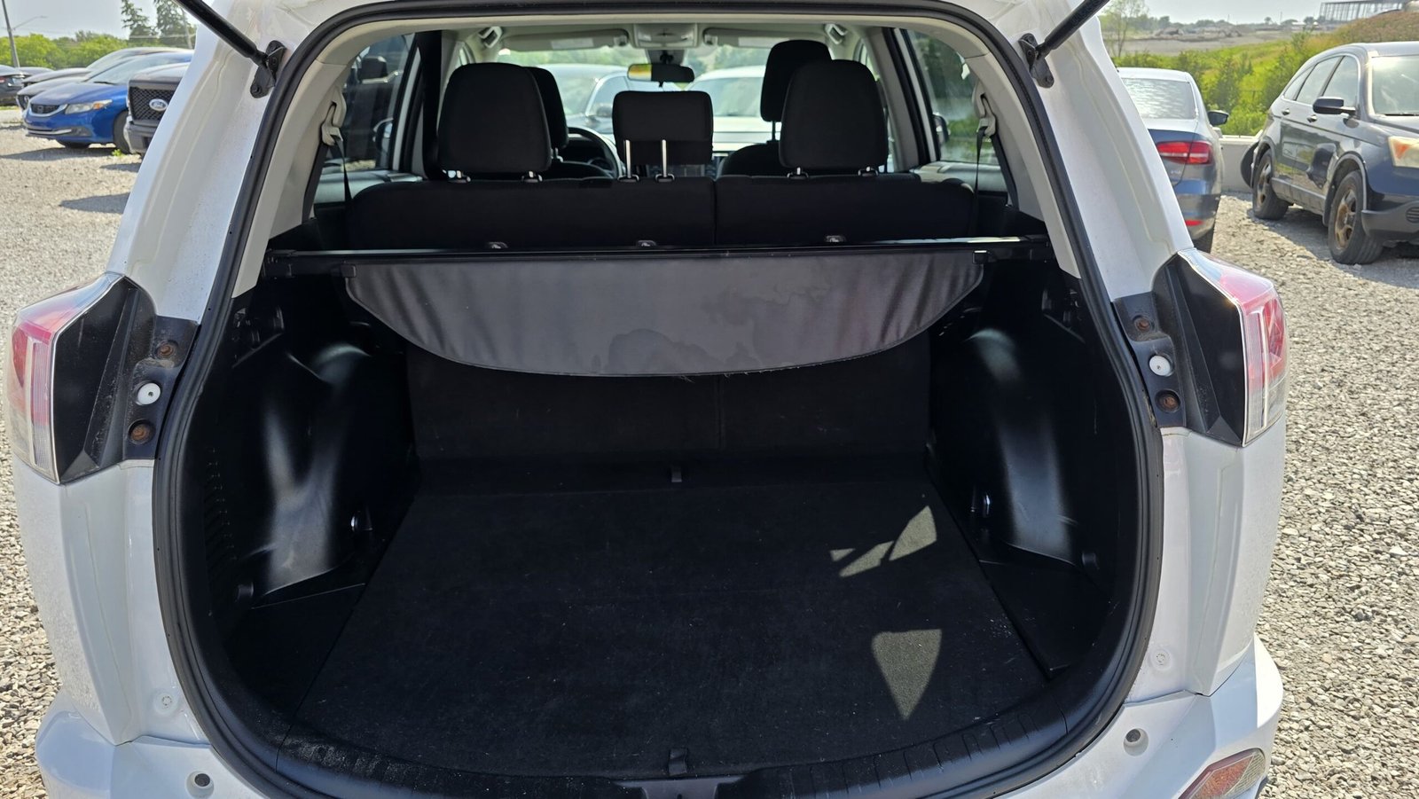 2017 Toyota RAV4 LE, 92,890 KM, Zero Accidents - Photo 14
